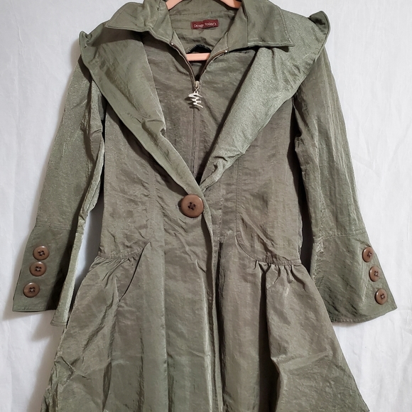 A unique jacket by Design Today's, in an army green color with a shiny fabric. - Picture 2 of 6